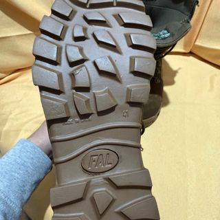 Botas militares marrones y verde oliva