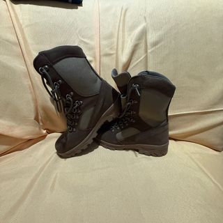 Botas militares marrones y verde oliva