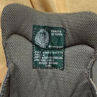 Botas militares marrones y verde oliva