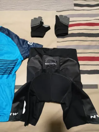 Maillot, culote y guantes ciclismo infantil.