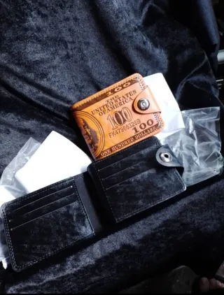 Portafogli con design da 100 dollari