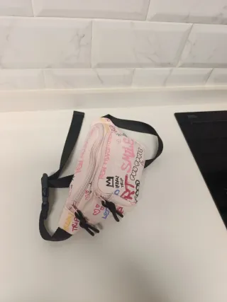 Riñonera rosa graffiti sin usar