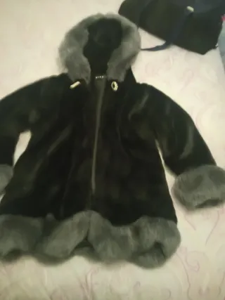 Chaquetón de peluche con capucha