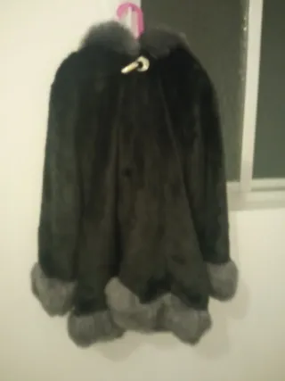 Chaquetón de peluche con capucha