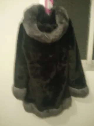 Chaquetón de peluche con capucha