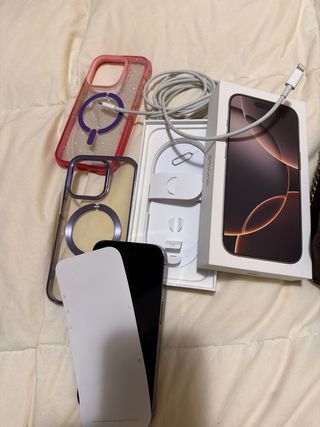 iPhone 14 Pro con accessori