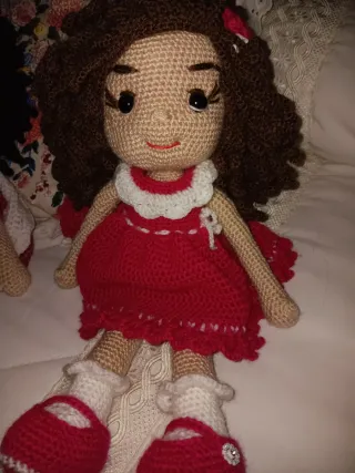 Muñeca de ganchillo hecha a mano