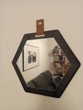 Specchi esagonali con cornice in metallo.