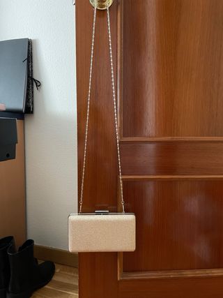 Bolso de fiesta dorado con cadena
