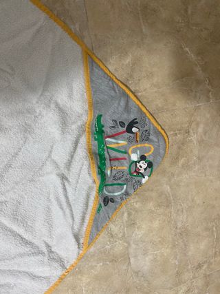 Toalla Capucha Bebé Mickey Mouse Go Wild