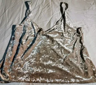 DOS blusas terciopelo negro y beige