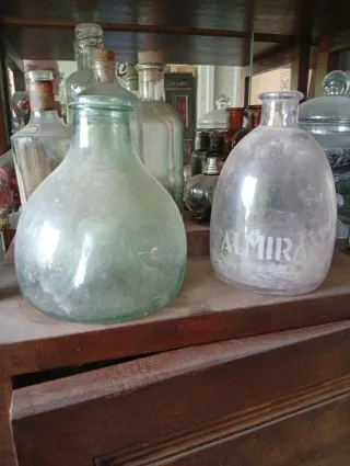 Botellas antiguas de vidrio (2 unidades)
