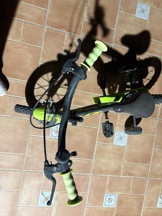 Bicicleta infantil nueva con ruedines