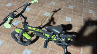 Bicicleta infantil nueva con ruedines