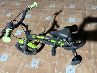 Bicicleta infantil nueva con ruedines