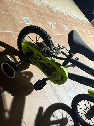 Bicicleta infantil nueva con ruedines