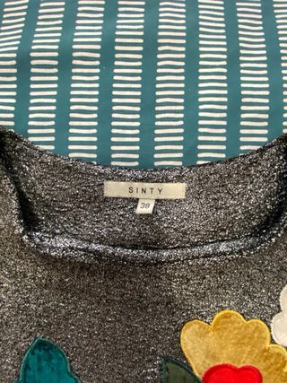 Top plateado con aplicaciones flores terciopelo