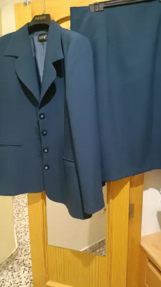 Traje de chaqueta y falda azul
