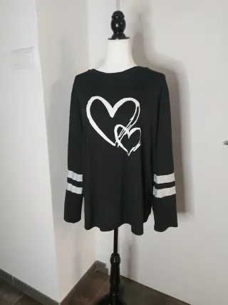 Camiseta manga larga con corazones