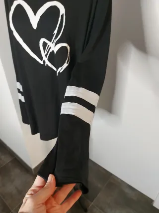 Camiseta manga larga con corazones