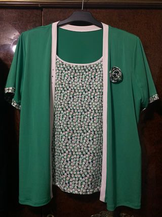 Chaqueta verde con camisa estampada