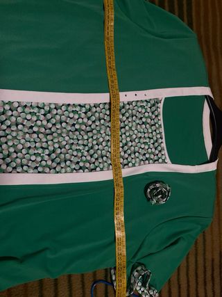 Chaqueta verde con camisa estampada