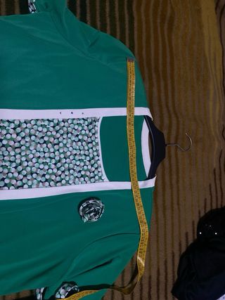 Chaqueta verde con camisa estampada