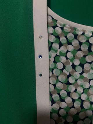 Chaqueta verde con camisa estampada