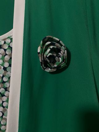 Chaqueta verde con camisa estampada