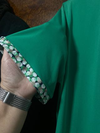 Chaqueta verde con camisa estampada