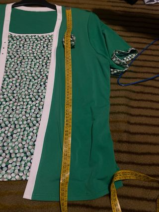 Chaqueta verde con camisa estampada