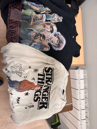 Mochila Stranger Things con sudaderas y camisetas