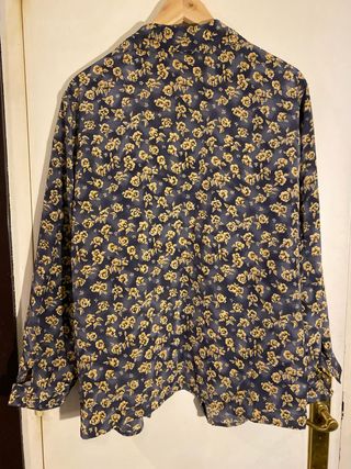 Blusa floral El Corte Inglés azul y amarillo.