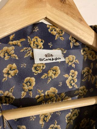Blusa floral El Corte Inglés azul y amarillo.