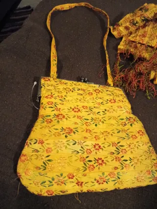 Bolso y fular floral amarillo