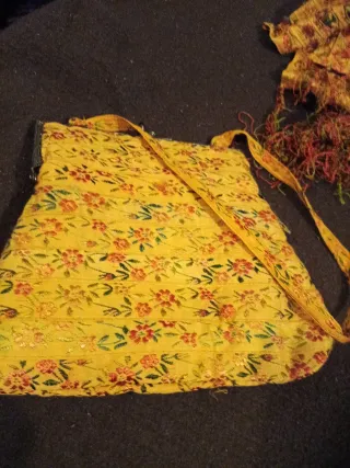 Bolso y fular floral amarillo