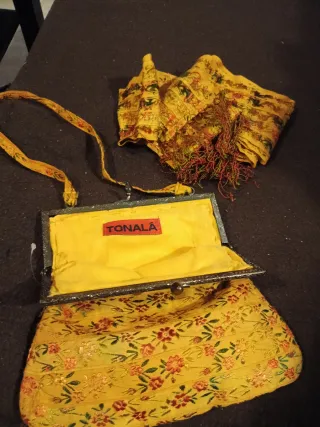 Bolso y fular floral amarillo