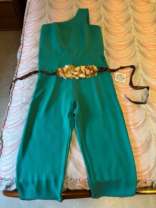 Mono verde asimétrico con cinturón floral