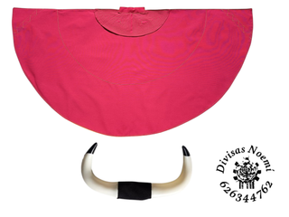 Pack torero: capote 132×70 + cuernos.