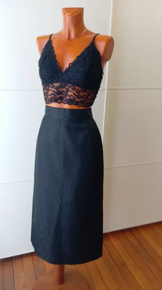 Falda de fiesta negra con brillo.