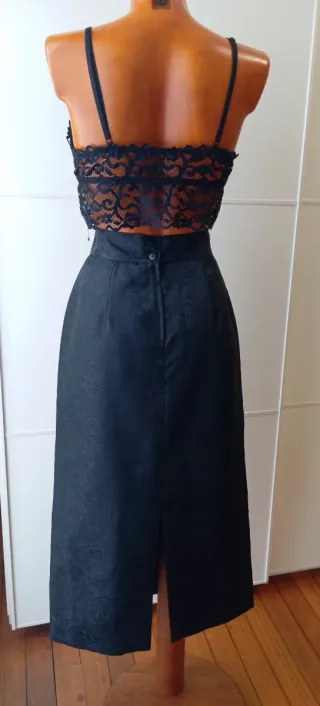 Falda de fiesta negra con brillo.