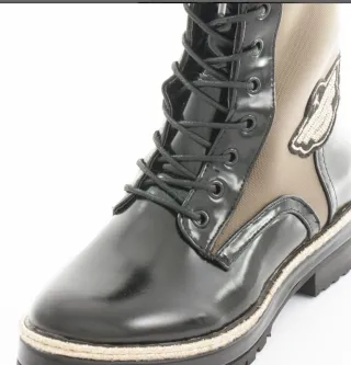 Botas militares negras y verde militar