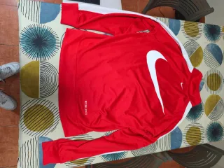 Chaqueta deportiva Nike roja y blanca