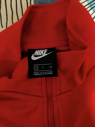 Chaqueta deportiva Nike roja y blanca