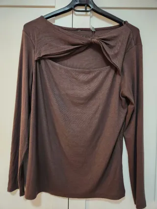 Camiseta marrón con escote original