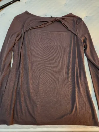 Camiseta marrón con escote original