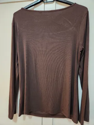 Camiseta marrón con escote original