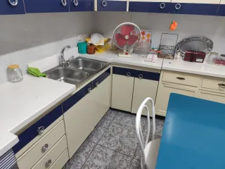 Muebles de cocina beige y azul