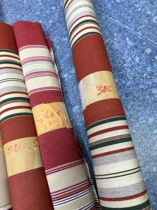 Rollos de tela gruesa con rayas