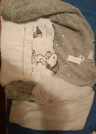 Pijama polar Snoopy gris y blanco